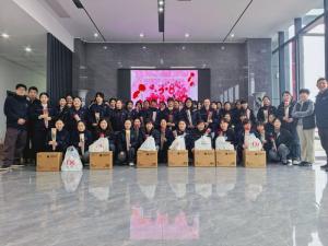 鮮花贈芳華，好禮敬巾幗